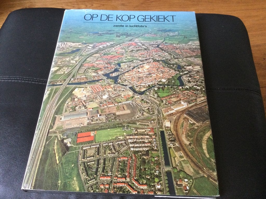 Op de kop gekiekt. Zwolle in luchtfoto’s, Boeken, Geschiedenis | Stad en Regio, Ophalen of Verzenden, Gelezen