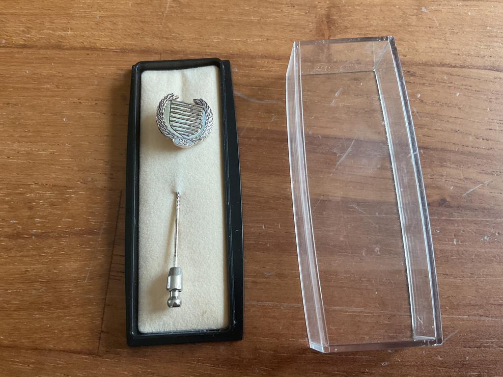 VBM lidmaatschap 25 jaar speld, pin verzilverd/zilver, Ophalen of Verzenden, Zo goed als nieuw, Overige onderwerpen