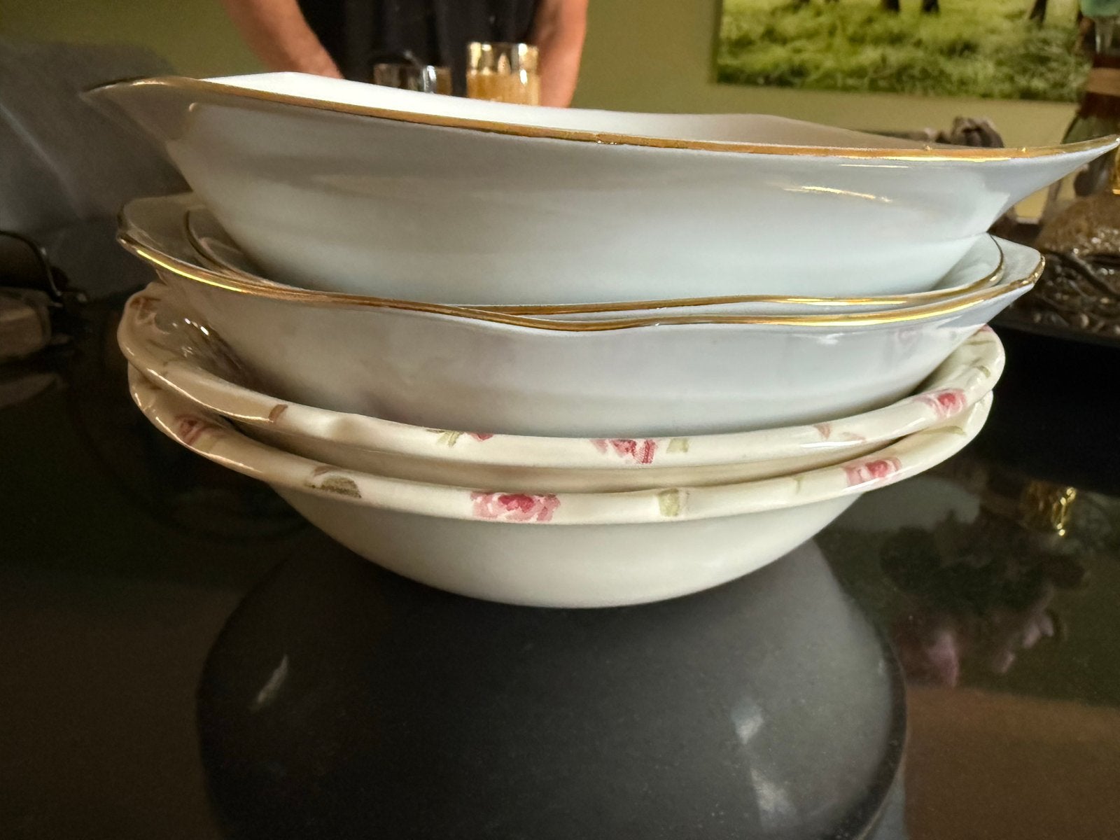 Set van 4 porseleinen schalen met gouden rand en bloemmotief, Ophalen, Gebruikt, Klassiek, Schaal of Schalen
