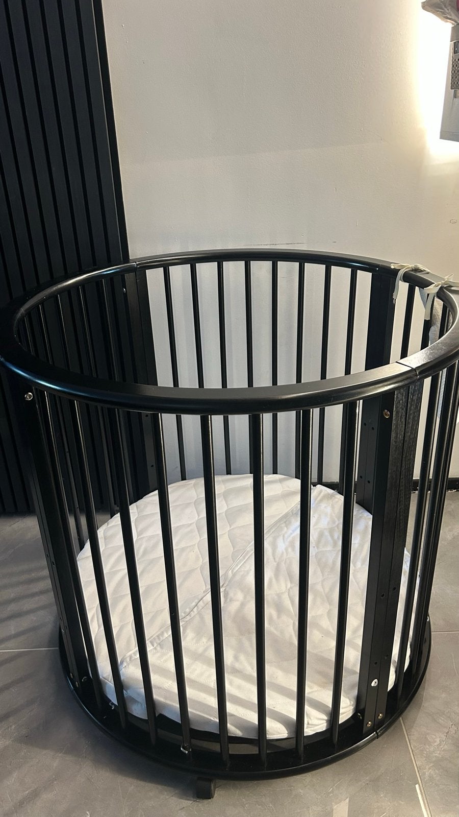 Ronde box met matras - Zwart, Kinderen en Baby's, Boxen, Ophalen, Zo goed als nieuw, Rond, In hoogte verstelbaar