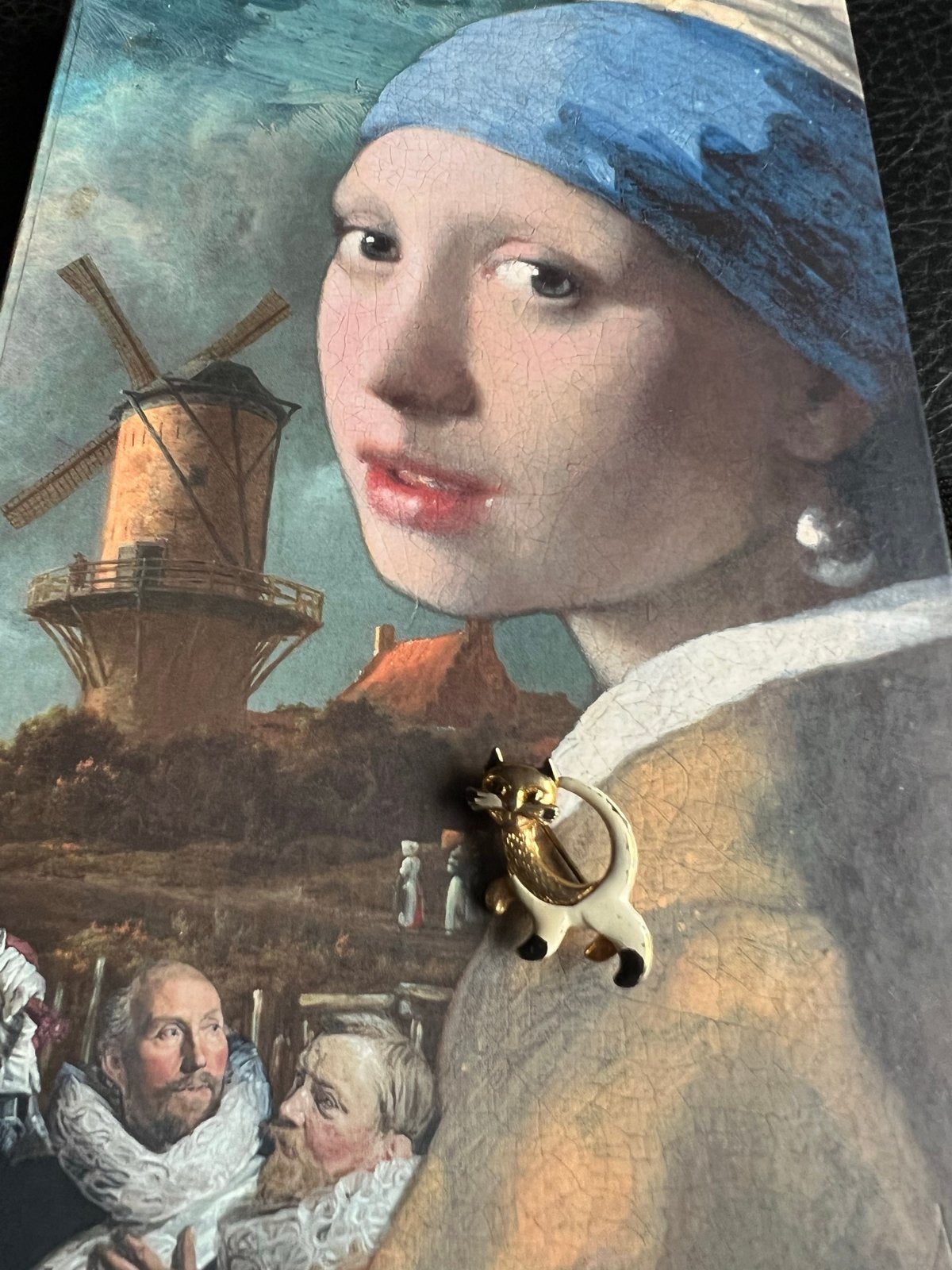 Vintage Kat Broche  Avon Goudkleurig en Wit Emaille, Overige materialen, 4 tot 7 cm, Gebruikt, Ophalen of Verzenden