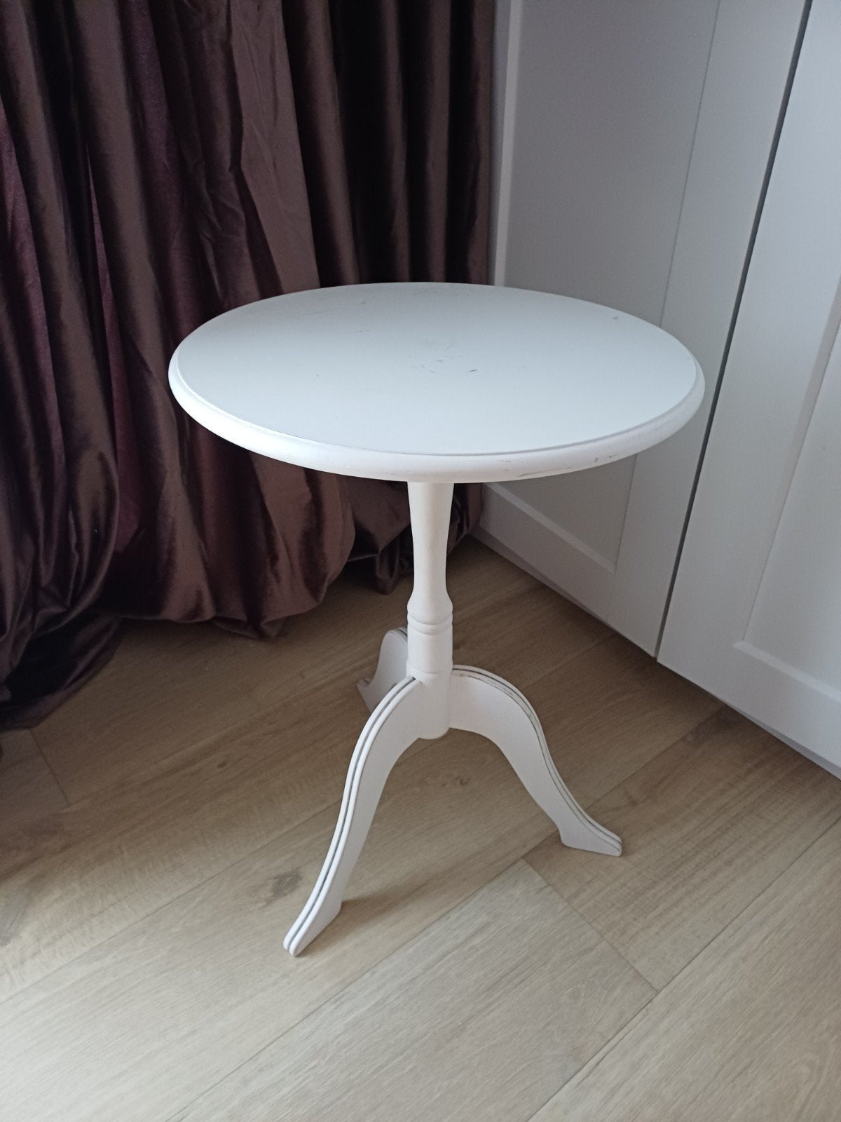 leuke witte bijzettafel, Huis en Inrichting, Tafels | Bijzettafels, Ophalen, Gebruikt, Rond, Minder dan 55 cm