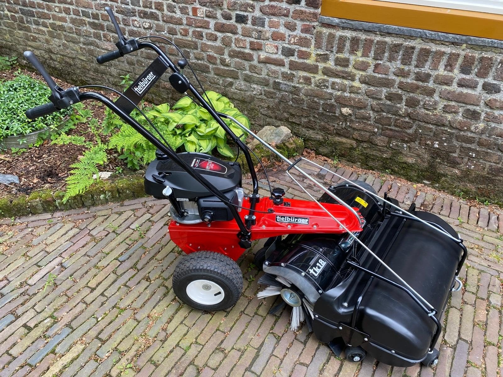 in nieuwstaat verkerende tielburger veegmachine, Ophalen, Zo goed als nieuw, Tielburger