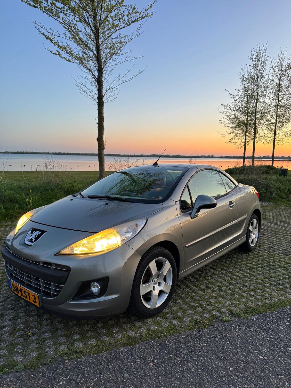 Peugeot 207 1.6 16V CC 88KW 2010 Grijs Cabrio, Auto's, Voorwielaandrijving, 15 km/l, 4 cilinders, Cabriolet