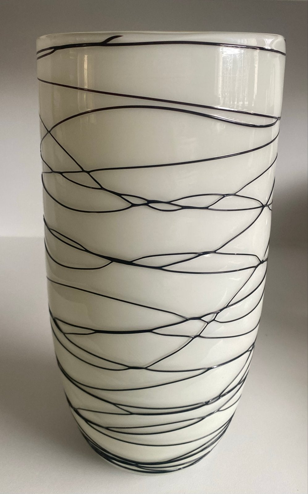Grote glazen vaas met zwarte glasdraden. H. 30 cm., Antiek en Kunst, Ophalen of Verzenden