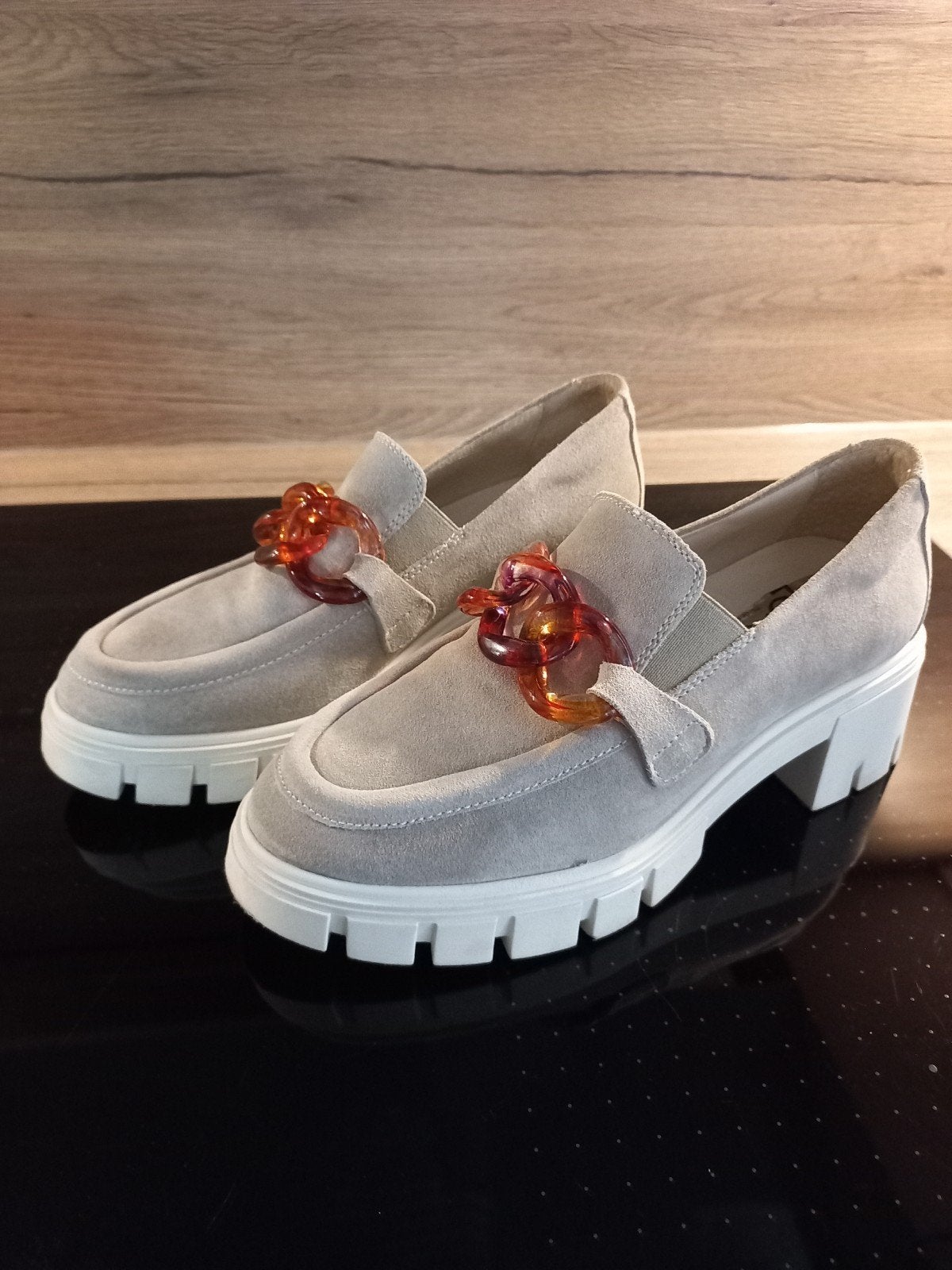 Beige suède instappers met ketting - Maat 36, Ophalen, Zo goed als nieuw, DL  sport (Italiaans), Instappers