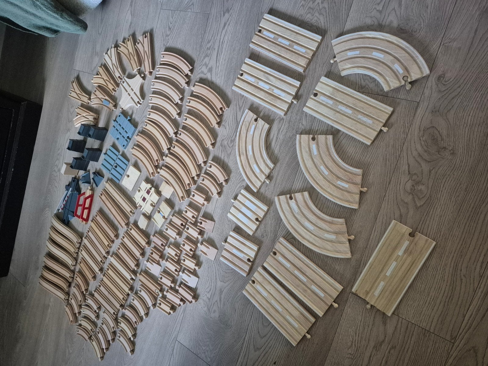 Houten treinbaan met veel treinen en accessoires, Ophalen, Gebruikt, Overige typen