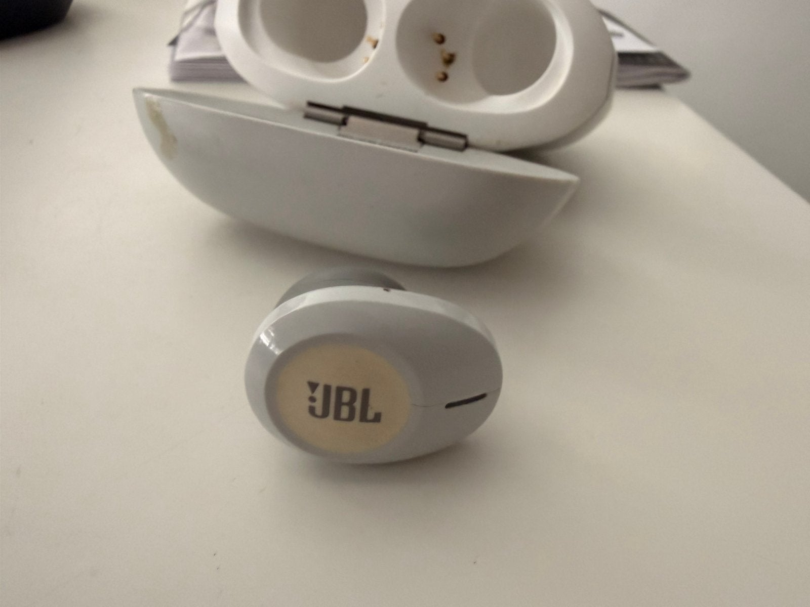 Jbl rechter oortje met oplaadcase, Gebruikt, In gehoorgang (in-ear), Ophalen of Verzenden, Grijs