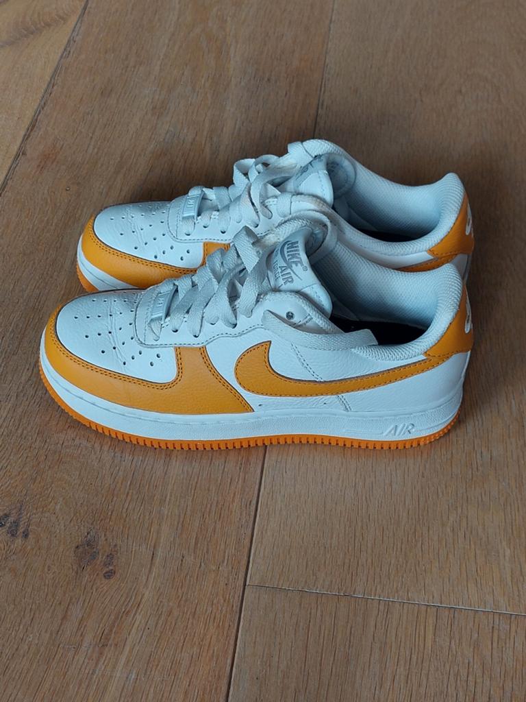 Nike Air Force 1 Low Wit Oranje Sneakers Maat 36, Kleding | Dames, Schoenen, Ophalen, Wit, Nike, Sneakers of Gympen