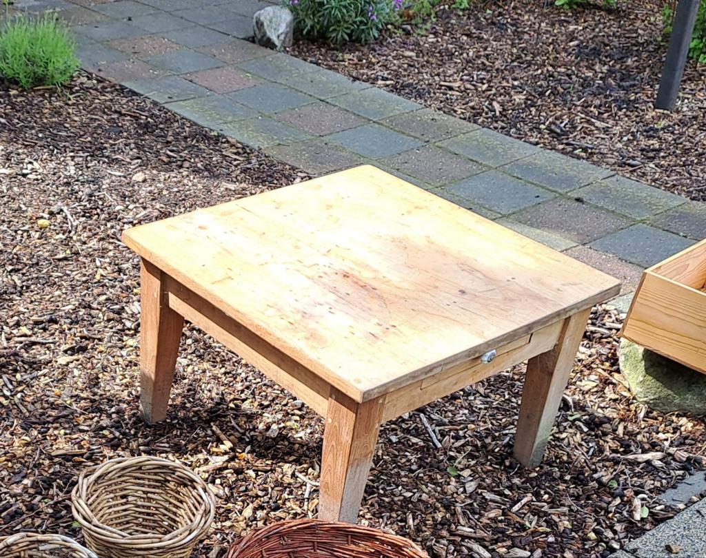 GRATIS tafeltje is van teakhout met laadje, Huis en Inrichting, Tafels | Bijzettafels, 45 tot 60 cm, Minder dan 55 cm, Gebruikt
