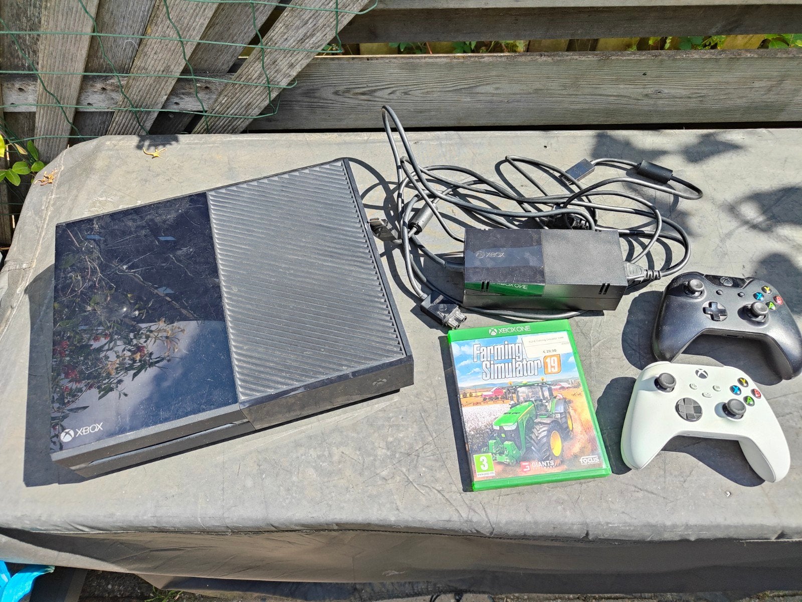 Xbox One met 2 controllers en Farming Simulator 19, Spelcomputers en Games, Gebruikt, 2 spelers, Ophalen of Verzenden, Vanaf 3 jaar