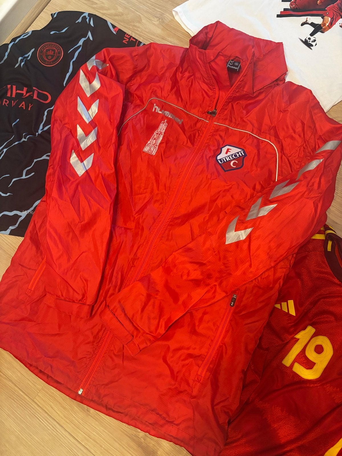 Hummel regenjas FC Utrecht rood maat M, Maat M, Ophalen of Verzenden, Nieuw, Broek