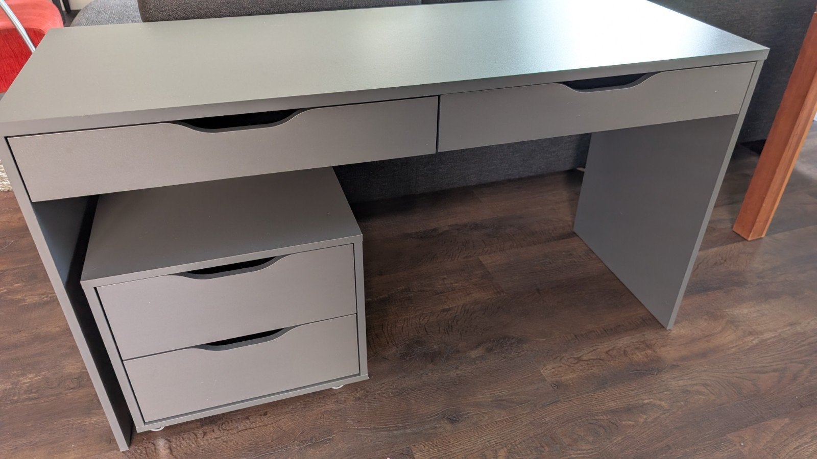 Grijs bureau met lades en kastje(139b x 50d x 76h), Huis en Inrichting, Bureaus, 139 cm, Spaanplaat of MDF, 50 cm, Zo goed als nieuw