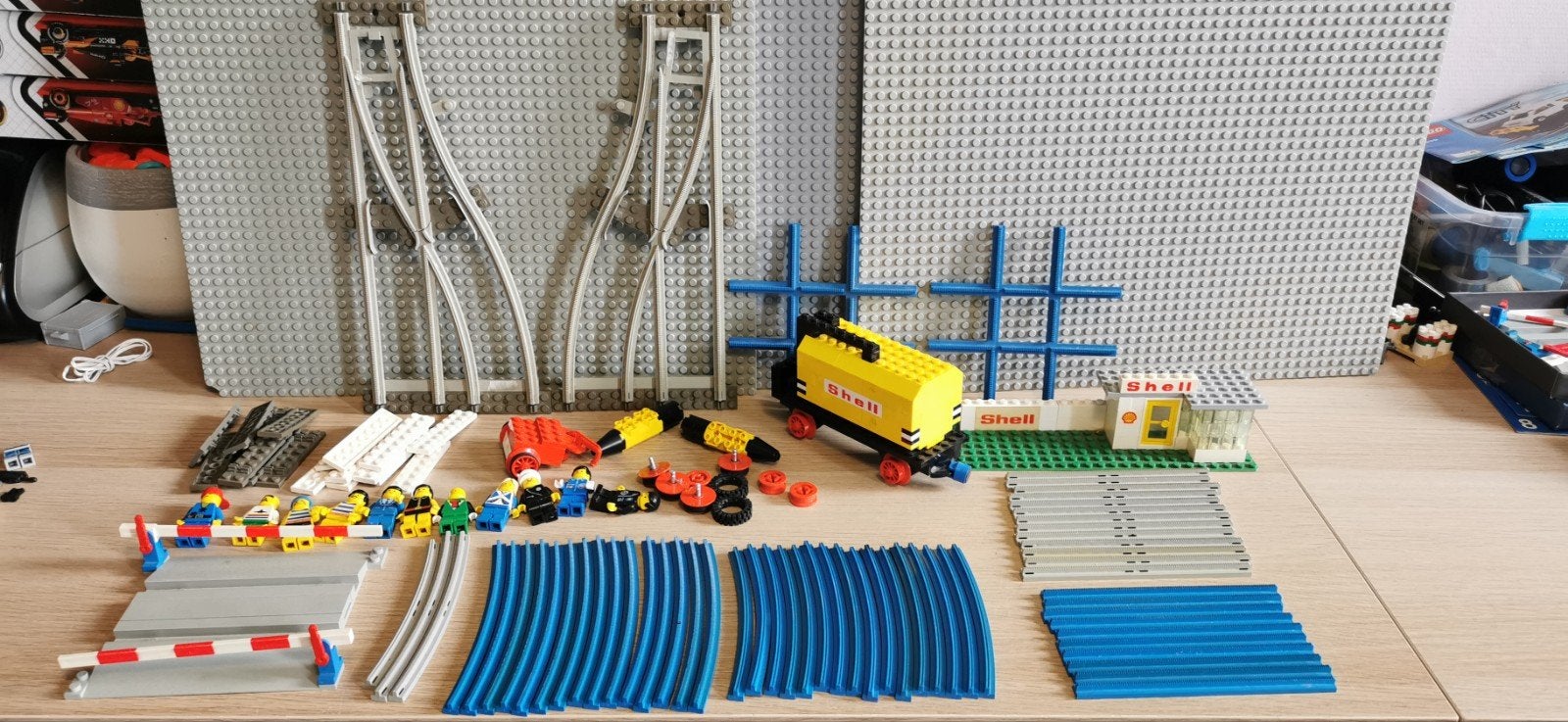 Lego Retro Treinbaan met Wissels, Wagon, Tankstation & Poppe, Kinderen en Baby's, Speelgoed | Duplo en Lego, Inclusief minifiguren