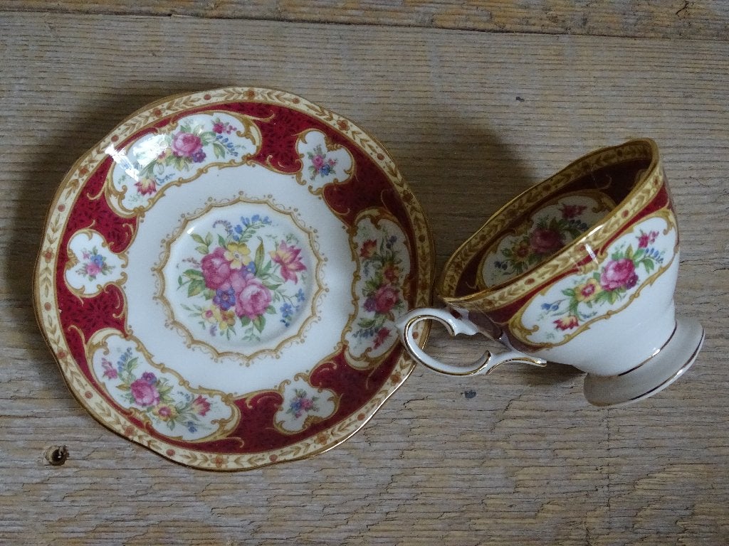 Kop-en-schotel, Royal Albert, LADY HAMILTON, gaaf, Antiek en Kunst, Ophalen of Verzenden