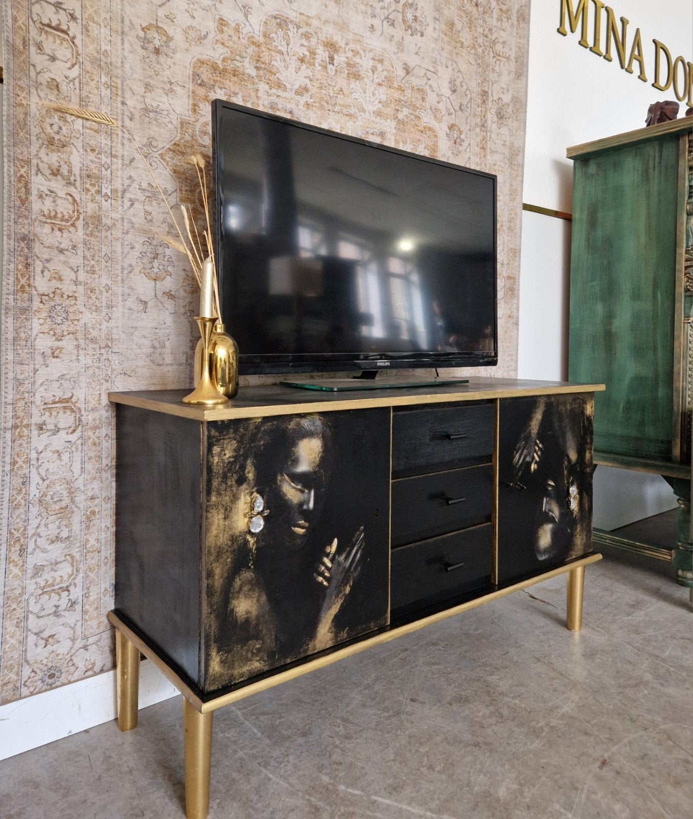 Echt unieke handbeschilderde kast / zwart en goud dressoir, Donyavimin@gmail.com, Mina Donyavi Meubels, Ophalen of Verzenden, Zo goed als nieuw