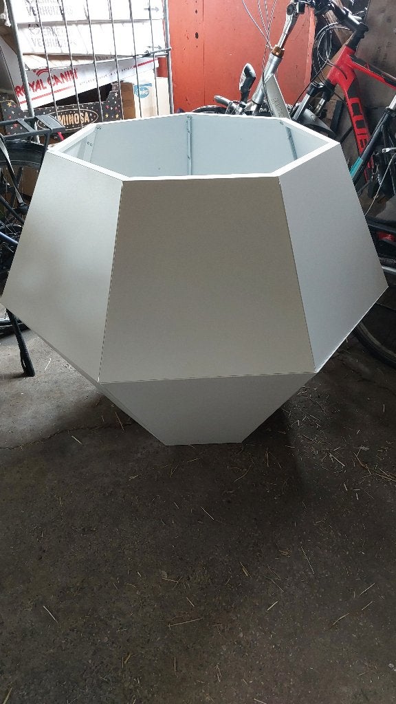 Moderne witte bloempot/plantenbak voor buiten, Tuin en Terras, Ophalen, Zo goed als nieuw, Balkon, Metaal