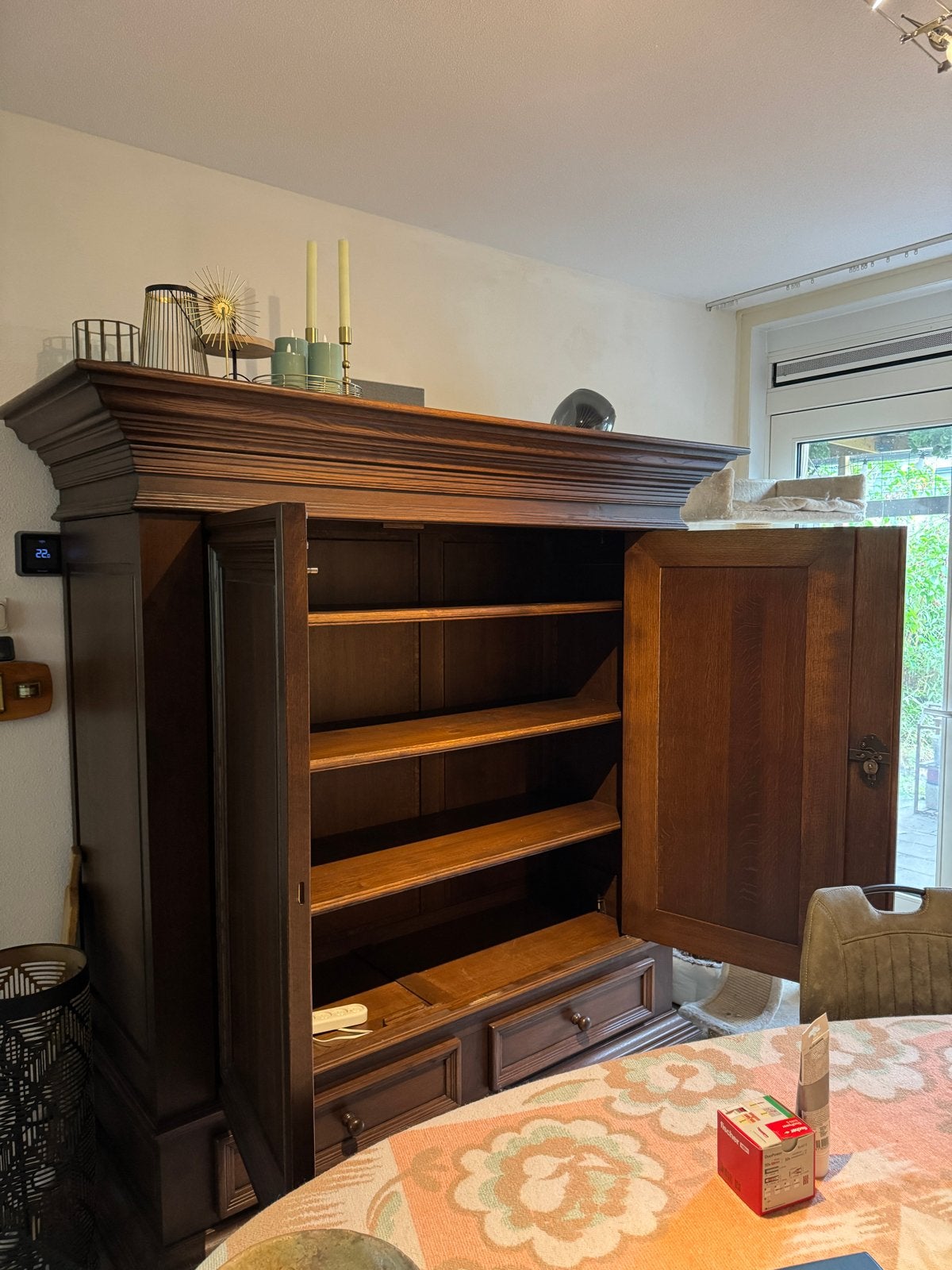 Antieke houten kast met lades en planken, Ophalen