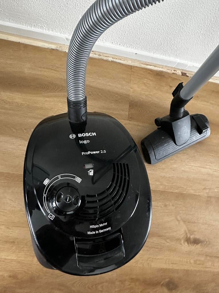 Bosch Stofzuiger met accessoires & zakkens - Goed als nieuwe, Witgoed en Apparatuur, Stofzuigers, Bosch, Ophalen, Stofzak, 1600 tot 2000 watt