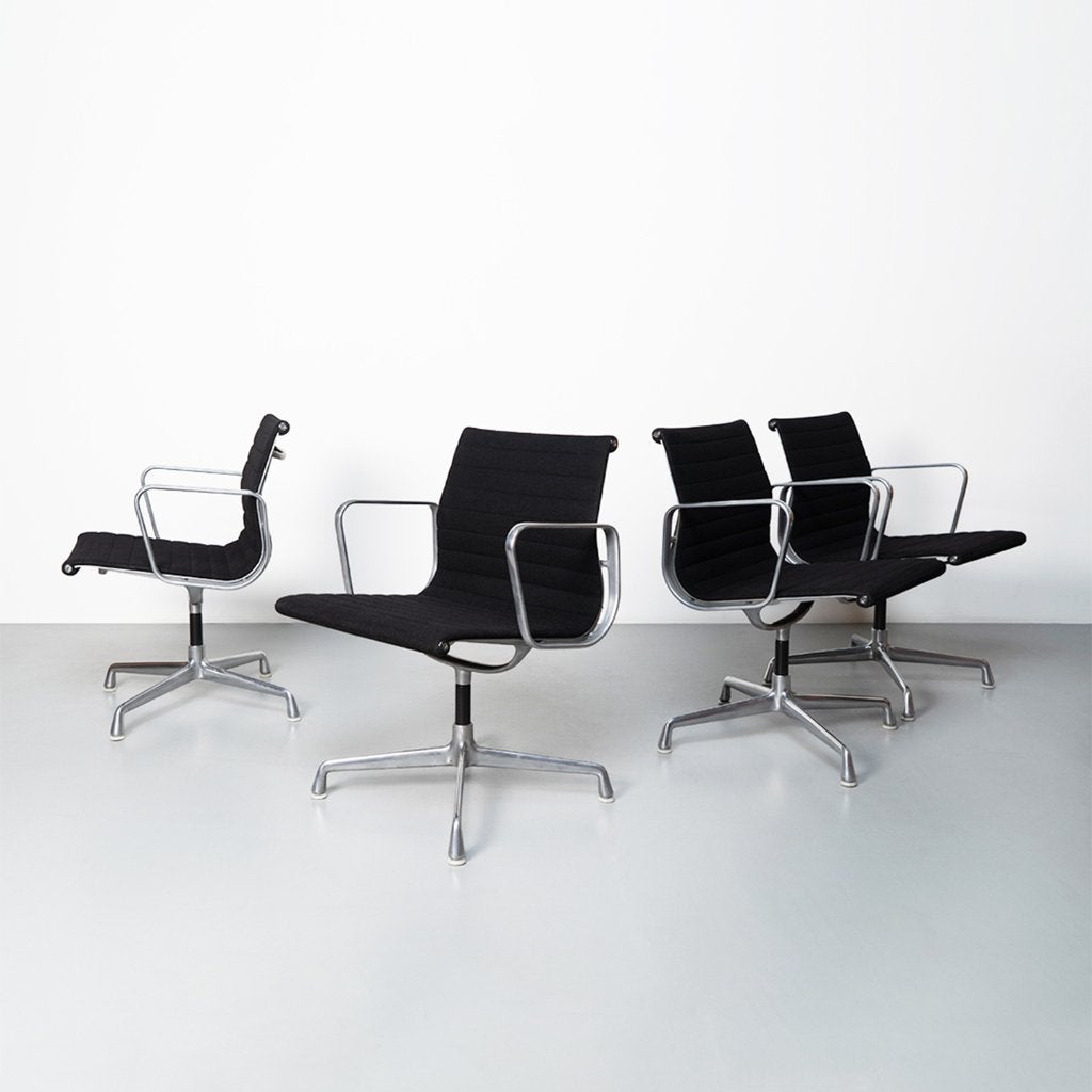Charles & Ray Eames (EA 108) stoelen, Set of 4, Huis en Inrichting, Gebruikt, Zwart, Ophalen of Verzenden, Metaal