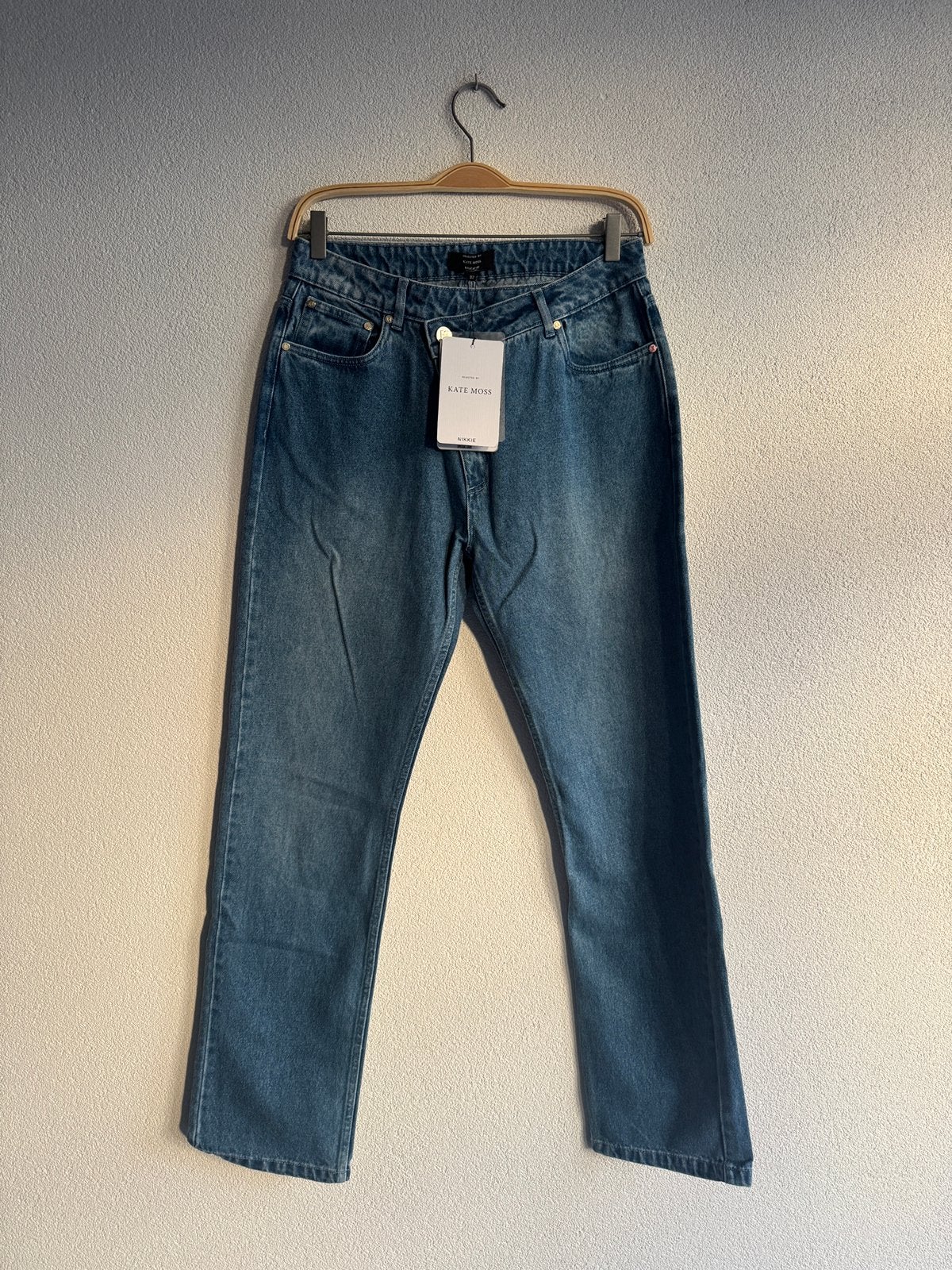 Nikkie by Kate Moss blauwe jeans met asymmetrische taille, Nikkie, Blauw, Ophalen of Verzenden, Nikkie