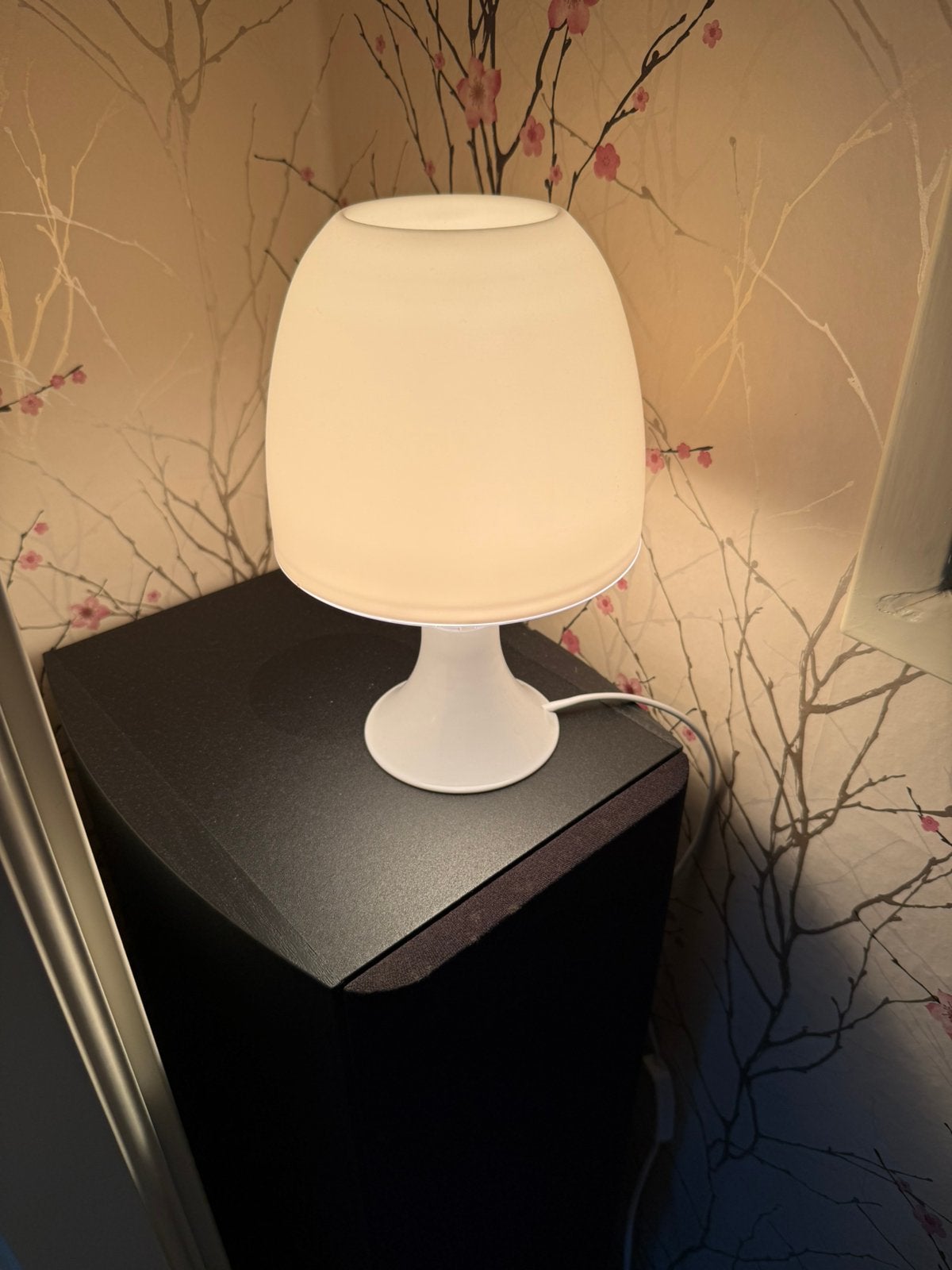 Te koop nieuw tafellampje wit met getinte lamp erin, Overige merken, 25 cm, Nieuw, Wit
