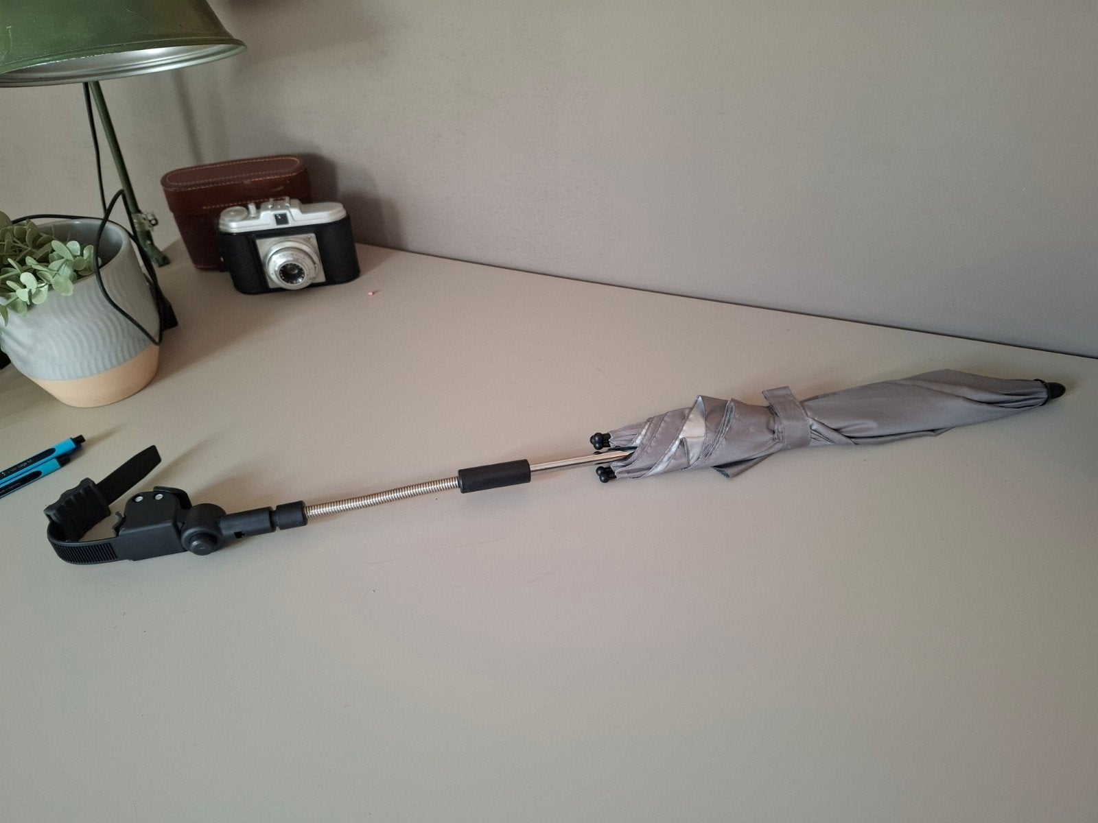 Zilverkleurige parasol met flexibele bevestiging, Sieraden, Tassen en Uiterlijk, Paraplu's, Ophalen, Nieuw, Grijs