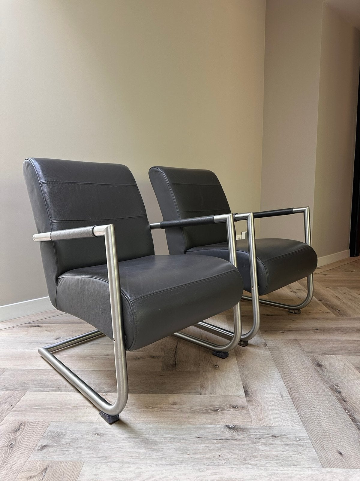 Twee antraciet leder fauteuils van het merk Henders & Hazel., ---, Henders en Hazel, Ophalen of Verzenden, Zo goed als nieuw