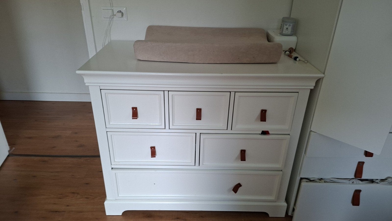 Witte commode met 6 lades en leren handgrepen, Ophalen