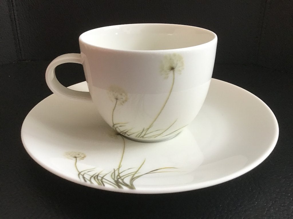 Prachtige kop en schotel met pluizenbol - Royal Porcelain, Overige merken, Ophalen of Verzenden, Zo goed als nieuw, Overige stijlen