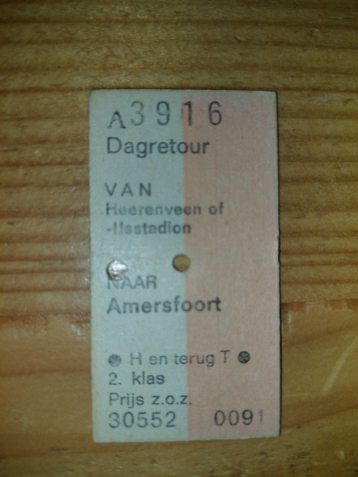 Kartonnen treinkaartje 03-05-1980 met stempels en knipgaten, Verzamelen, Ophalen of Verzenden, Zo goed als nieuw, Trein, Overige typen