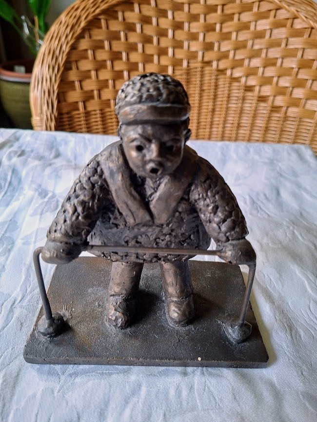 beeld de Krinkiespijer gesigneerd T.H. (Toos Hagenaars), Ophalen of Verzenden, Gebruikt, Mens