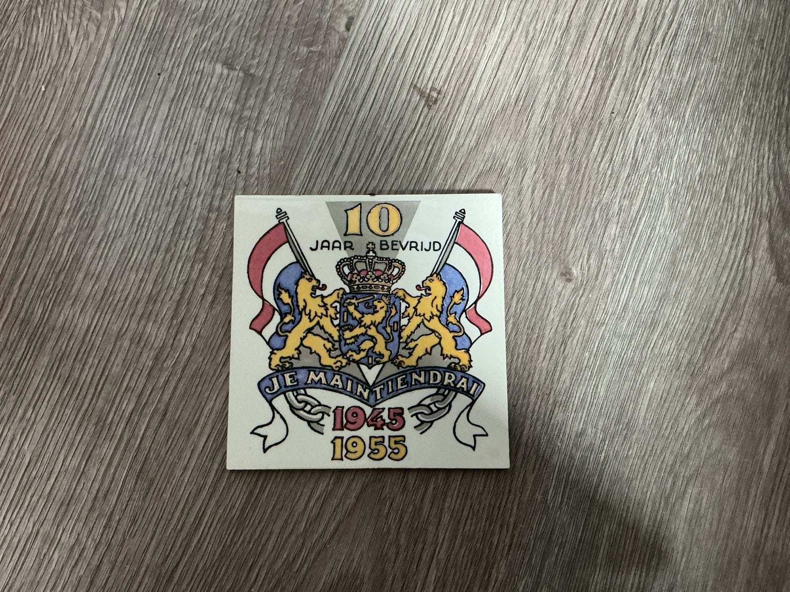 Vintage tegeltjem 10 jaar bevrijding 1945-1955, Ophalen of Verzenden