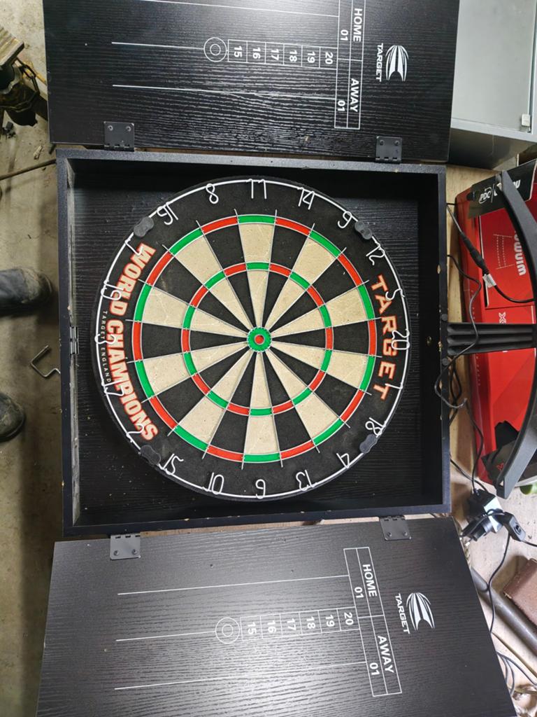 Target dartbord met kast en lamp, Sport en Fitness, Darts, Ophalen of Verzenden, Gebruikt, Dartbord