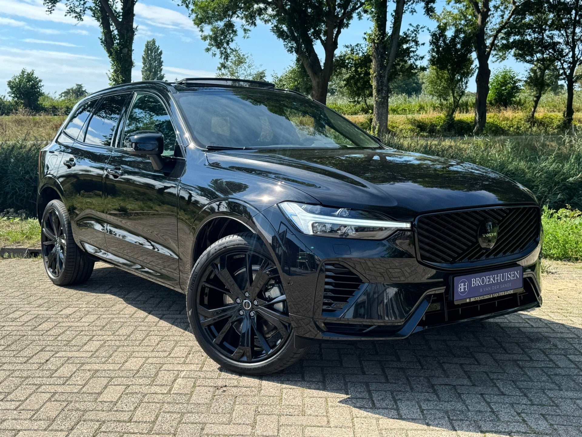 Volvo XC60 2.0 T8 NW MODEL Plug-in hybrid AWD Black Edition, Automaat, Dealer onderhouden, Gebruikt, Zwart