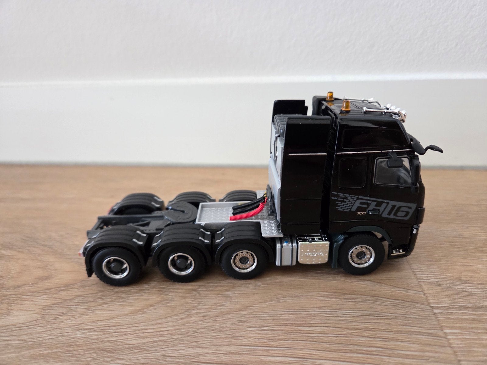 WSI Volvo FH 16 Globetrotter demo 8x4, Hobby en Vrije tijd, Modelauto's | 1:50, Ophalen of Verzenden, Zo goed als nieuw, Bus of Vrachtwagen