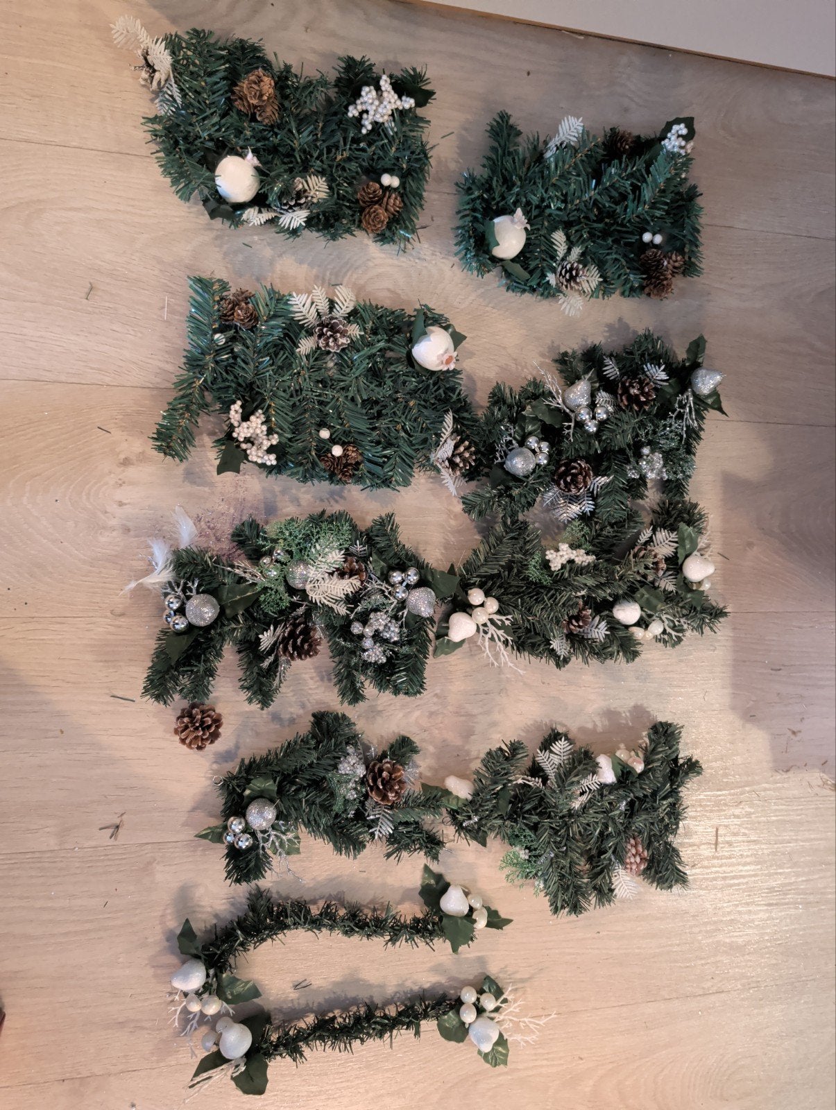 Prachtige volle kerstguirlande met dennenappels en kerstball, Ophalen