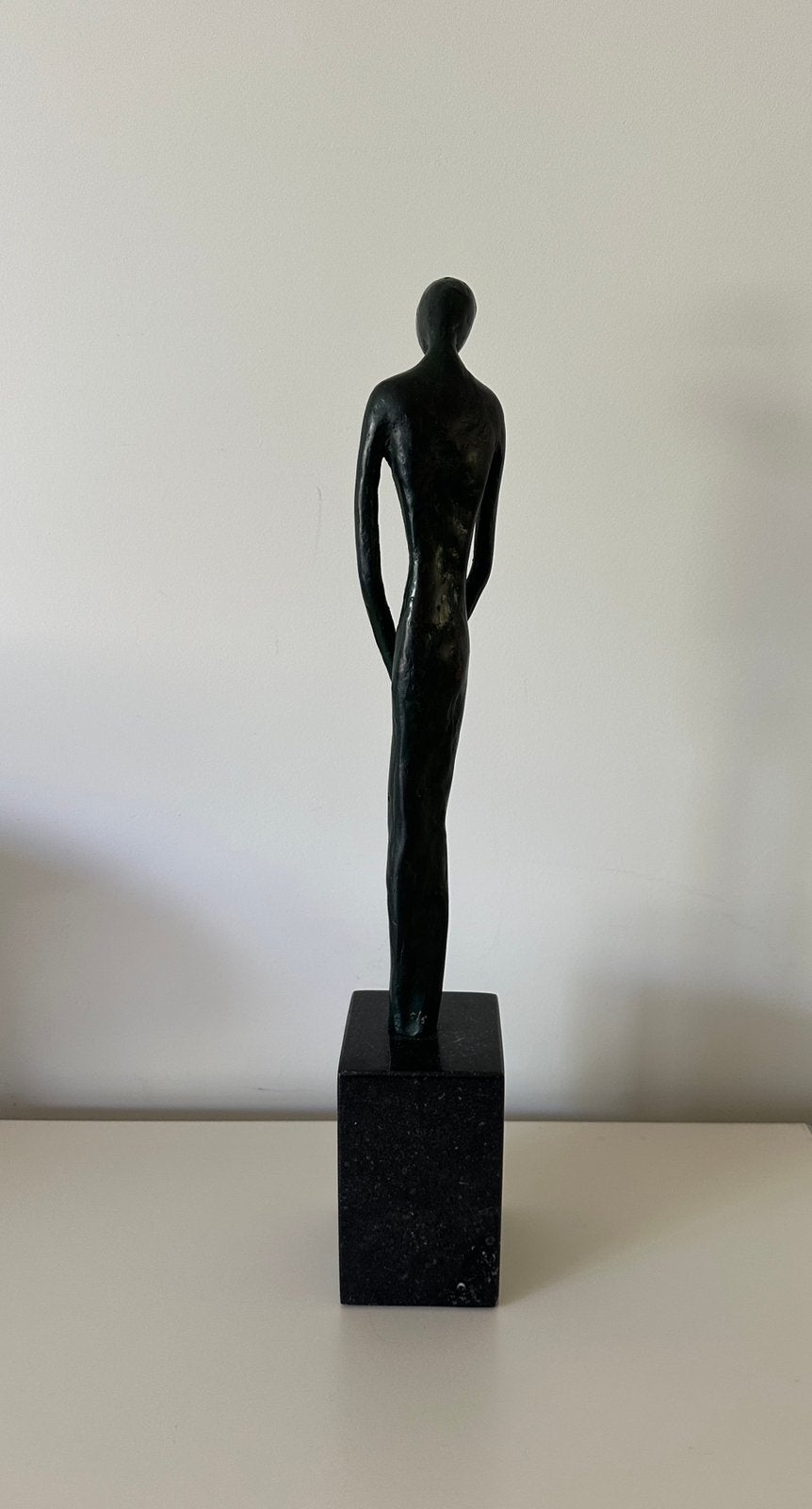Gesigneerd bronzen beeld op marmeren sokkel, genummerd 5/5, Ophalen of Verzenden, Brons