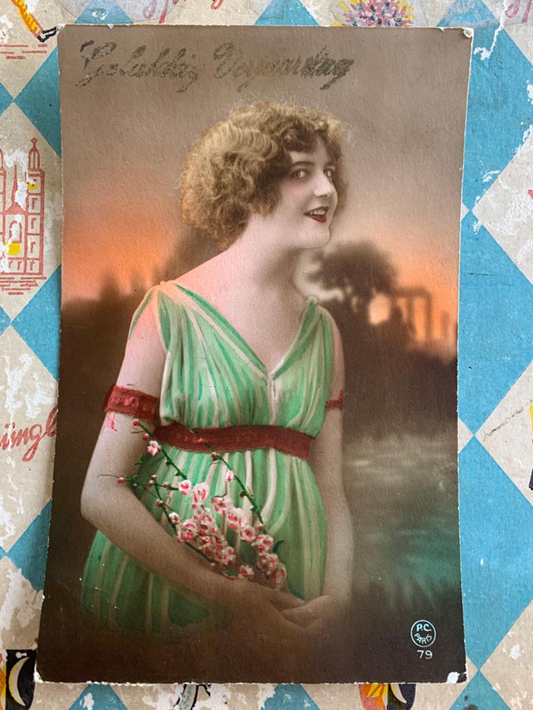 Dame in groene jurk, Ophalen of Verzenden, Voor 1920, Gelopen, Overige thema's