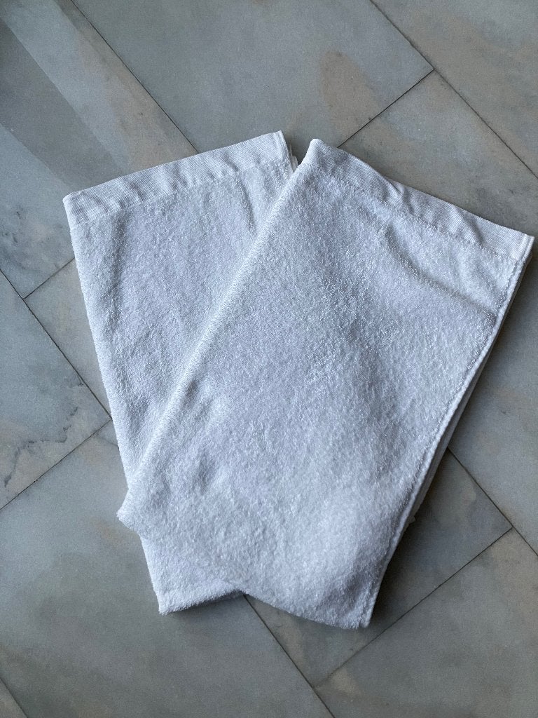2 Witte Handdoeken  Afm. 62 x 105 cm, Handdoek, Ophalen of Verzenden, Zo goed als nieuw, Wit