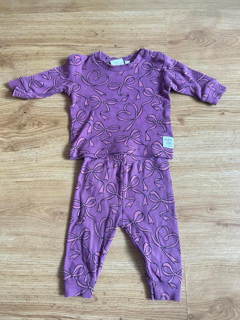 Feetje pyjama maat 56 met strikjesprint, Ophalen of Verzenden, Zo goed als nieuw, Meisje, Nacht- of Onderkleding