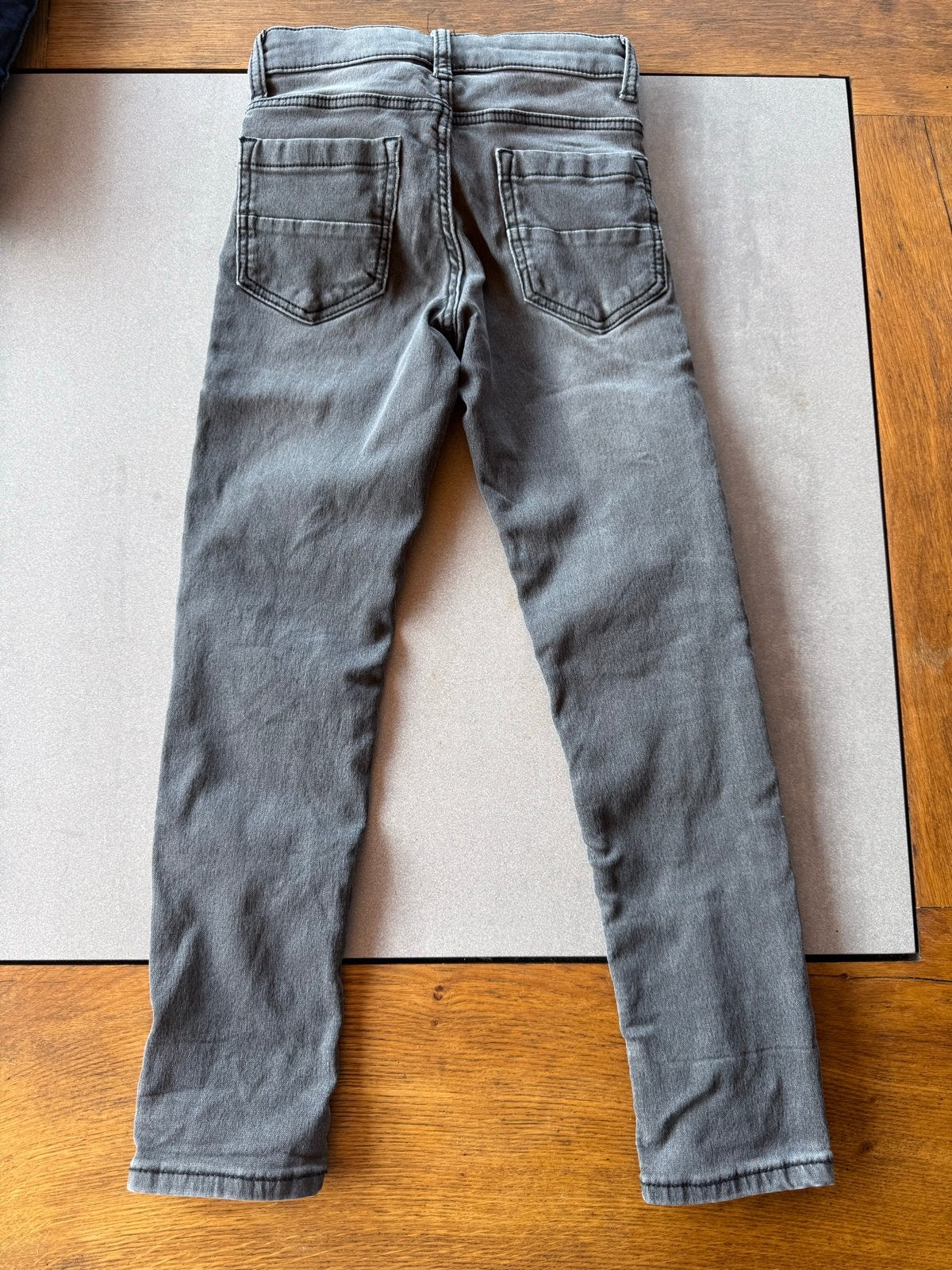 HEMA slim fit donkergrijze jeans maat 122, Kinderen en Baby's, Kinderkleding | Maat 122, Ophalen of Verzenden, Gebruikt, Jongen of Meisje