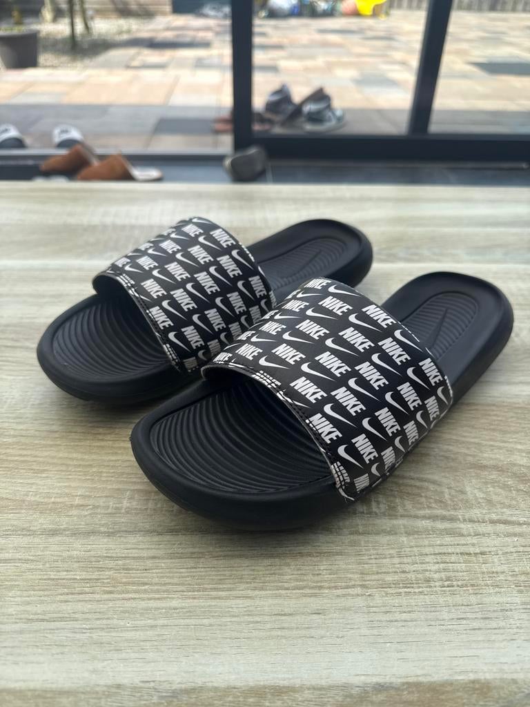 Nike Victori One Slides - Zwart met logo print, Kleding | Heren, Schoenen, Slippers, Zwart, Ophalen of Verzenden, Zo goed als nieuw