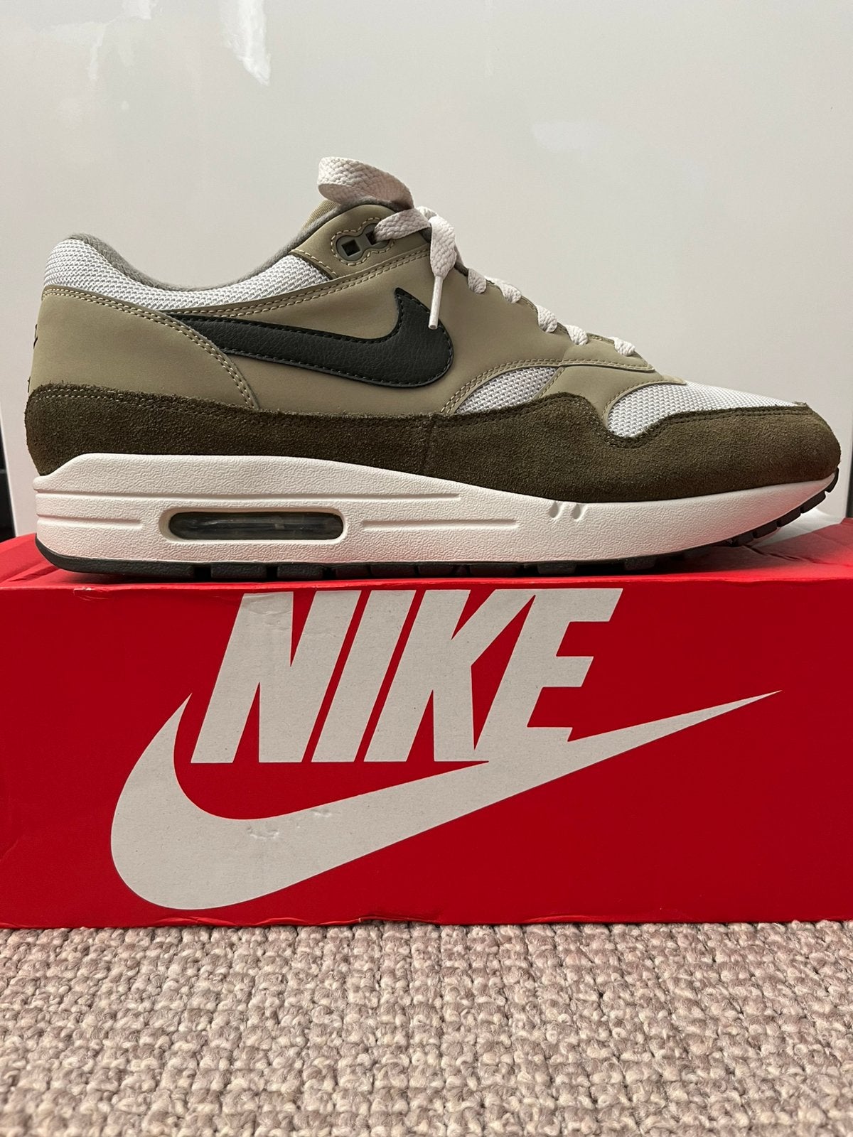 Nike air max 1 “Medium Olive Sequoia” / 45,5, Ophalen of Verzenden, Zo goed als nieuw, Overige kleuren, Sneakers of Gympen