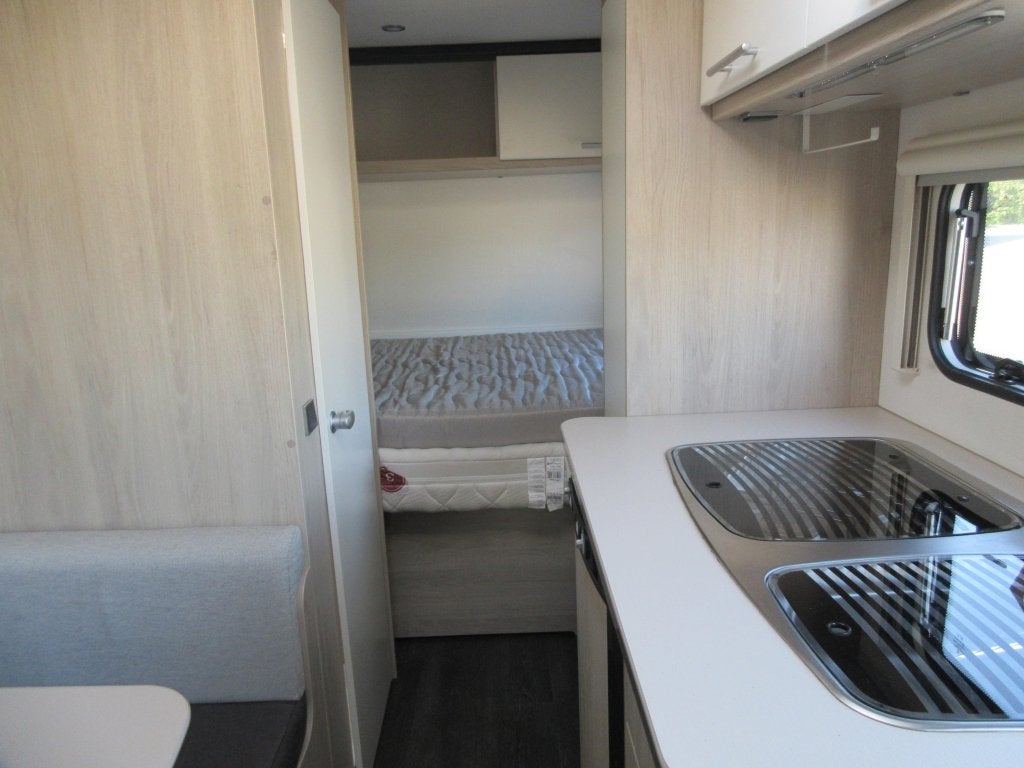 Caravelair Alba Family 426 MET DOREMA VOORTENT, Caravans en Kamperen, Caravans, Treinzit, Caravelair, Schokbreker, Dwarsbed