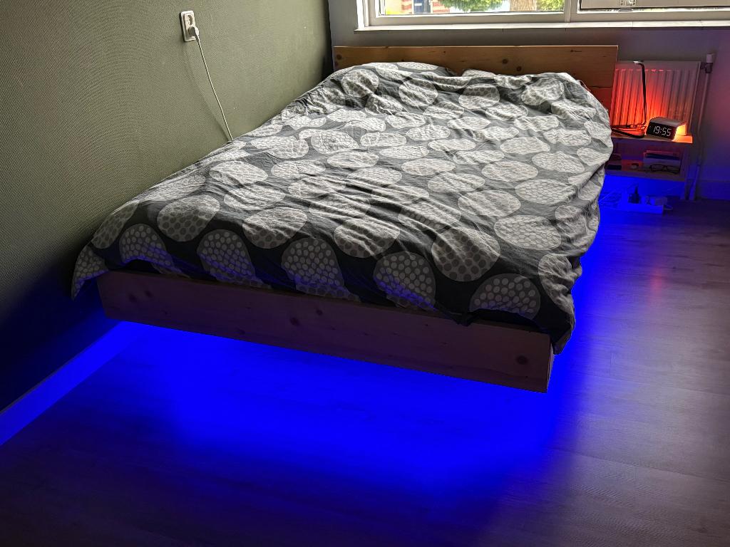 Zwevend tweepersoonsbed met ledverlichting, Ophalen, Steigerhout, Tweepersoons, Zo goed als nieuw