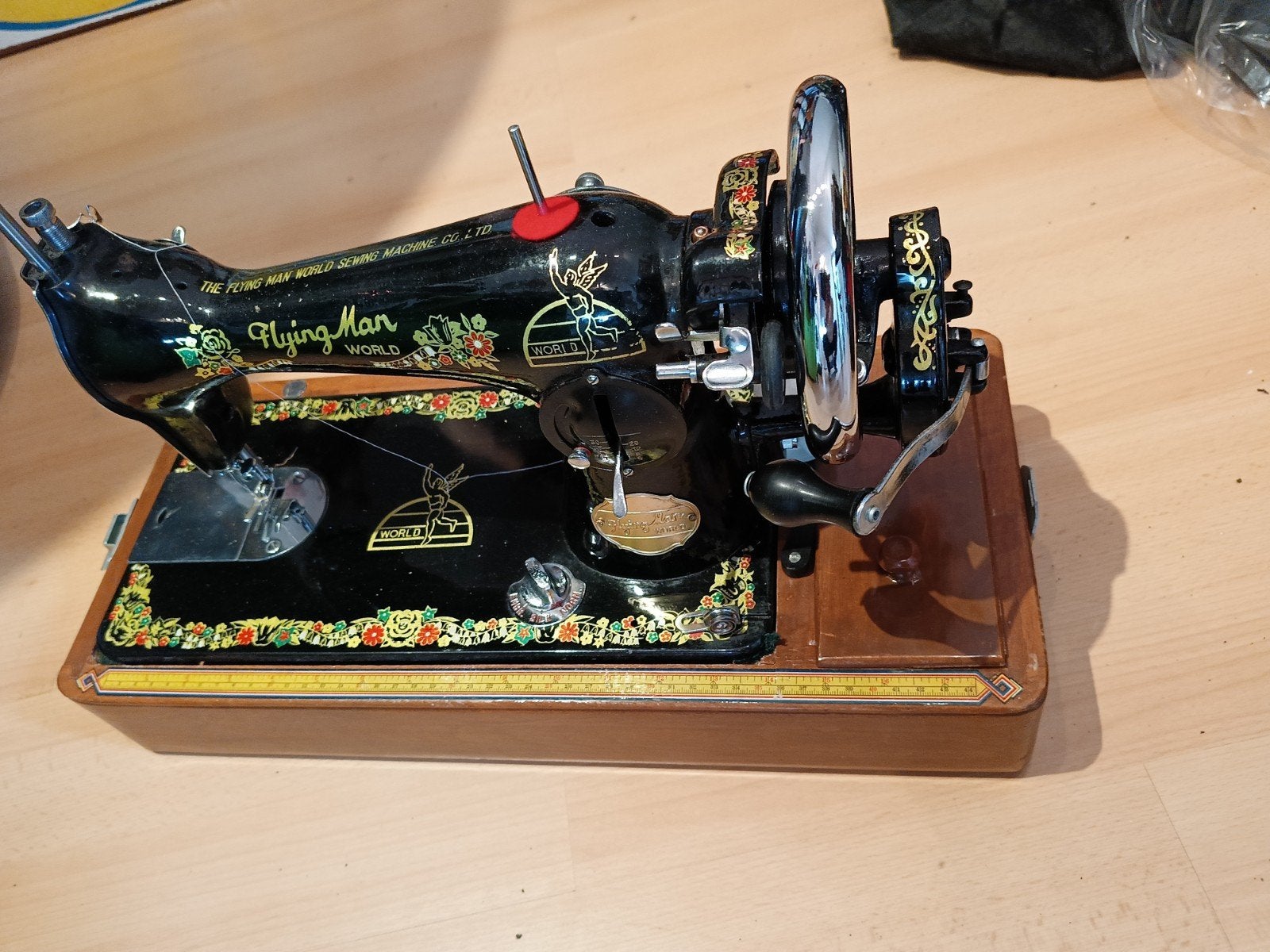 Vintage Handnaaimachine Flying Man met houten koffer, Ophalen, Gebruikt, Naaimachine, Overige merken