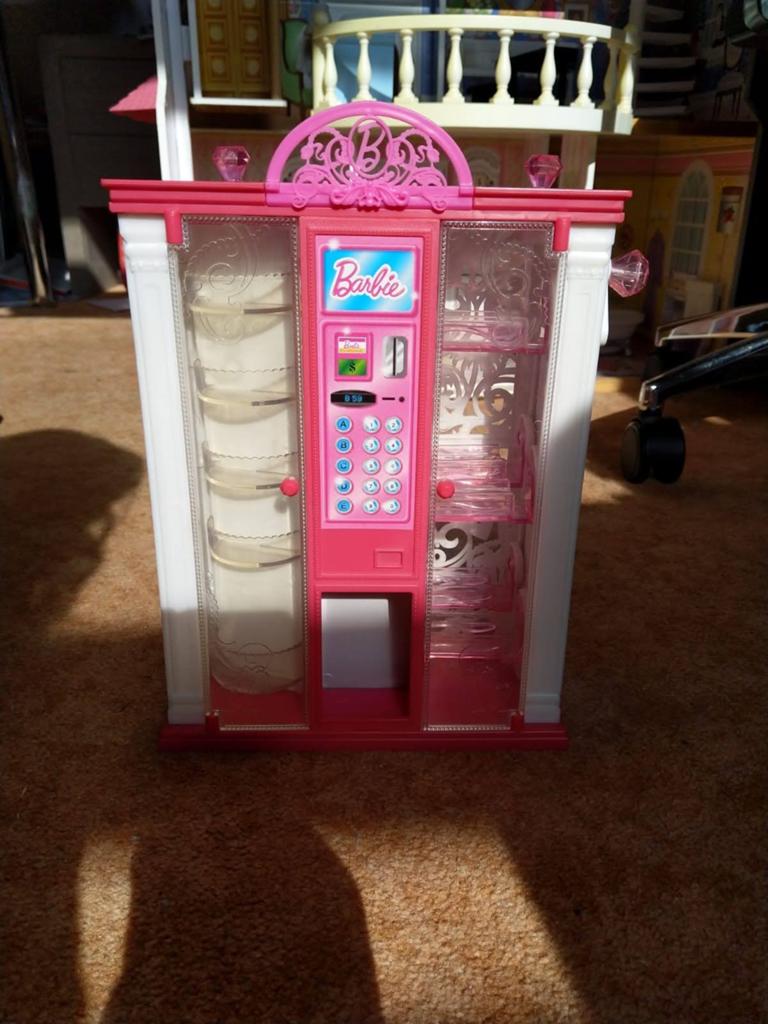 Kast van barbie. 2 stuks, Ophalen of Verzenden, Toebehoren