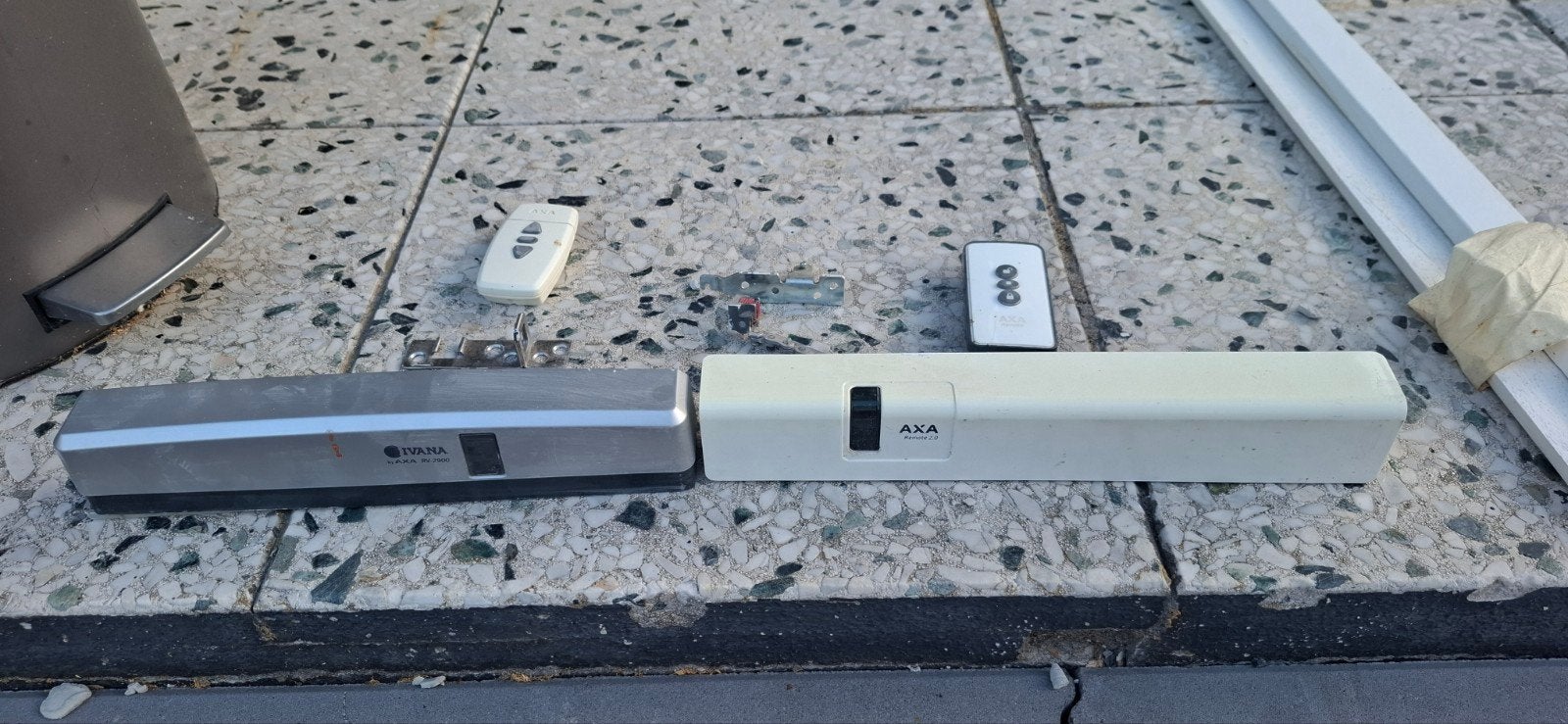 2x Axa raamopener op batterijen met afstandsbed, Doe-het-zelf en Verbouw, Ophalen, Gebruikt, Overige materialen, Overige typen