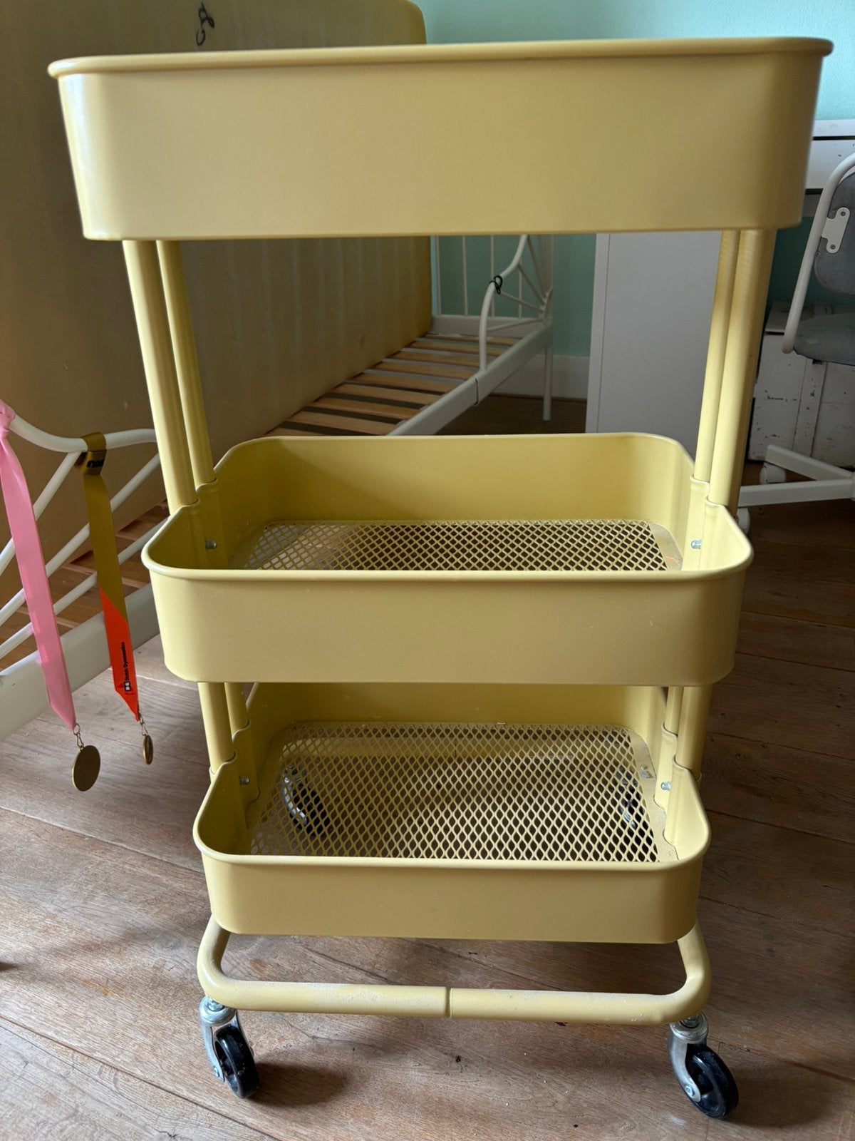 Gele/beige rol tafel/trolley, Ophalen, Gebruikt, 50 tot 100 cm, Minder dan 100 cm